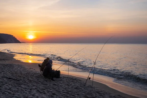 Onherkenbare vissers die vis vangen in zee — Stockfoto