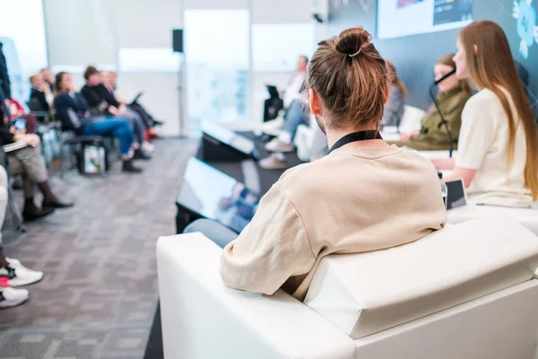 Onherkenbare man die luistert naar spreker tijdens zakelijk seminar — Stockfoto