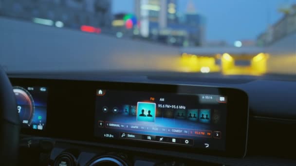Audio-System spielt Musik im Auto ab — Stockvideo