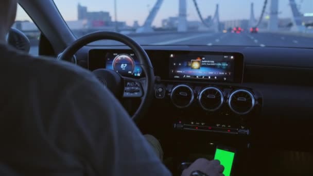Cultivo hombre conducir coche y el uso de teléfono inteligente — Vídeo de stock