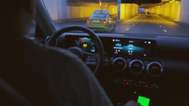 スマートフォンを使用して認識できないドライバーが街をナビゲート — ストック動画