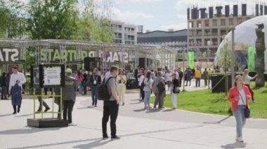 İş konferansı sırasında parkta yürüyen insanlar