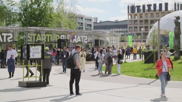 Lidé procházející se v parku během obchodního fóra — Stock video