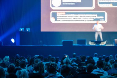 Seyirci atölyede öğretim görevlisini dinliyor