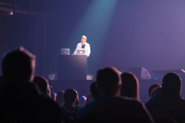 İş konferansı sırasında konuşmacıları dinleyen tanınmayan insanlar