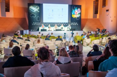 Konferans katılımcıları konferans salonunda oturuyorlar