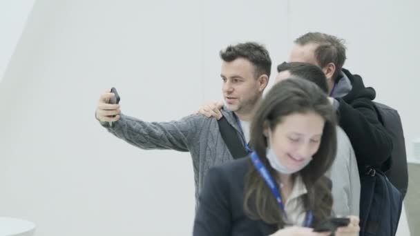 Socios de negocios tomando selfie en el centro de conferencias — Vídeo de stock