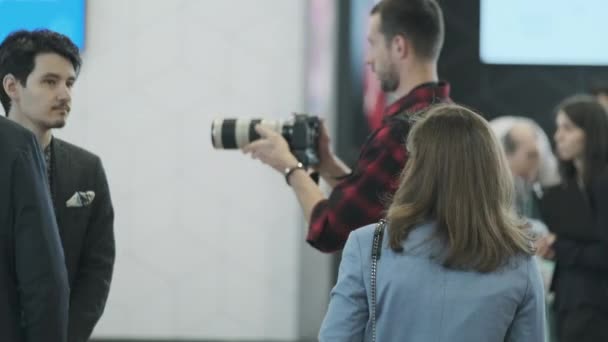 Fotograf ta bilder under evenemanget i business center — Stockvideo