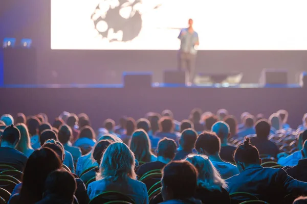 Pubblico seduto vicino al palco illuminato — Foto Stock