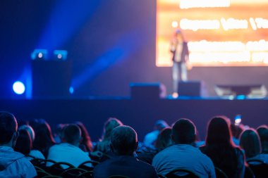 Seyirciler neon ışıkta hoparlör dinliyor