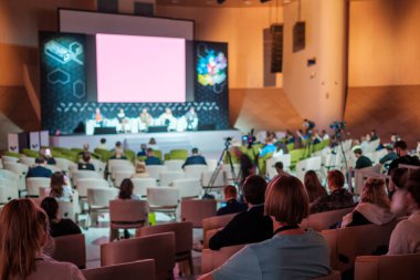 Konferans katılımcıları konferans salonunda oturuyorlar