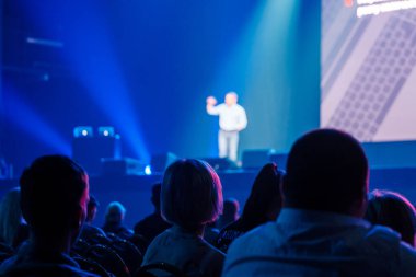 Seyirci atölyede öğretim görevlisini dinliyor
