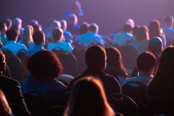 Účastníci obchodní konference sedí a poslouchají — Stock fotografie