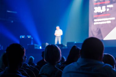 İş konferansı sırasında konuşmacıları dinleyen tanınmayan insanlar