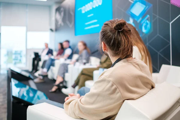 Homme méconnaissable à l'écoute de conférencier pendant le séminaire d'affaires — Photo