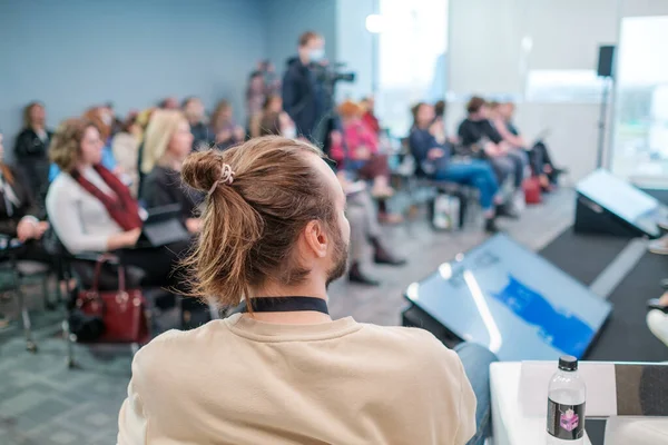 Uomo irriconoscibile che ascolta gli oratori durante il seminario aziendale — Foto Stock