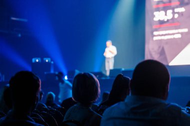 İş konferansı sırasında konuşmacıları dinleyen tanınmayan insanlar