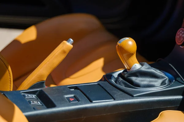 Vara de engrenagem em carro de luxo — Fotografia de Stock