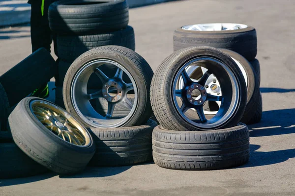 Pneus de carro colocados no asfalto — Fotografia de Stock