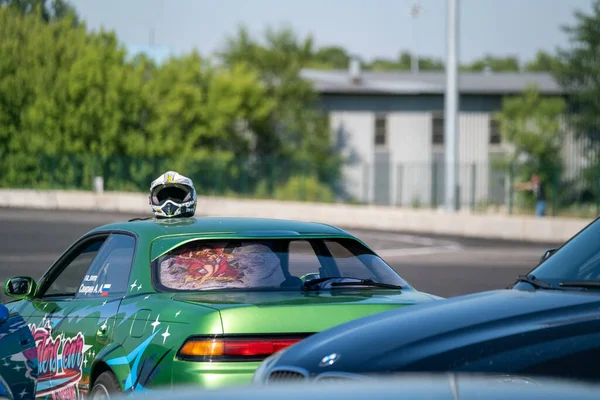 Carro de corrida de rua com capacete — Fotografia de Stock