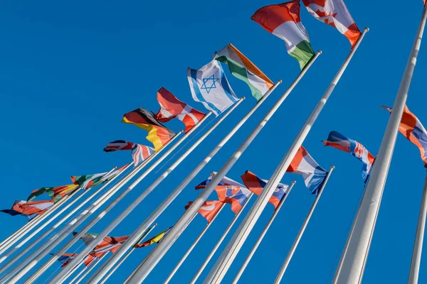 Diferentes banderas ondeando en los asta de bandera —  Fotos de Stock