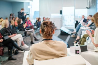 İş semineri sırasında hoparlör dinleyen tanınmayan bir adam