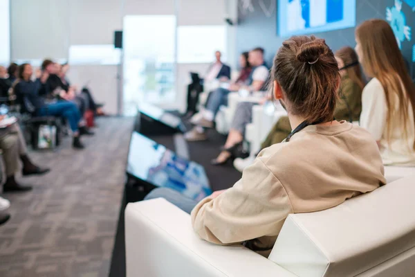 Hombre irreconocible escuchando al orador durante el seminario de negocios — Foto de Stock