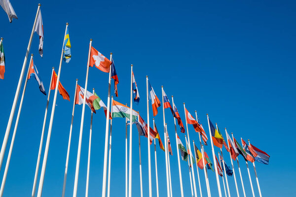 Разные флаги развеваются на флагштоках