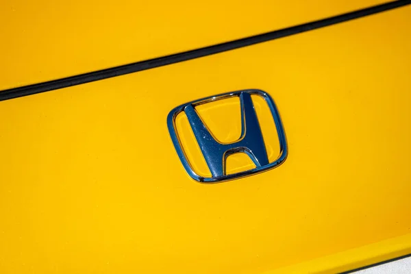 Insignia brillante en coche amarillo — Foto de Stock