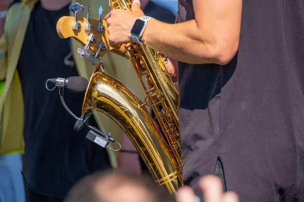 Oříznout muže hrající saxofon na ulici — Stock fotografie