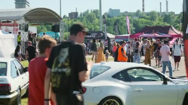Глядачі дивляться на сучасні автомобілі під час виставок. — стокове відео