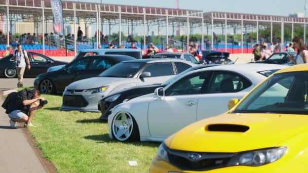 Gli spettatori guardando le auto moderne durante la fiera — Video Stock