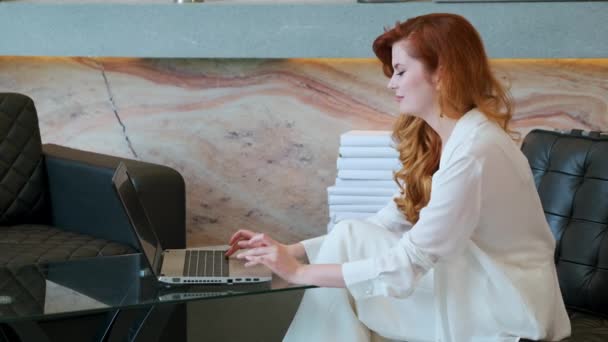 Elegante mujer de negocios usando laptop y riendo — Vídeos de Stock
