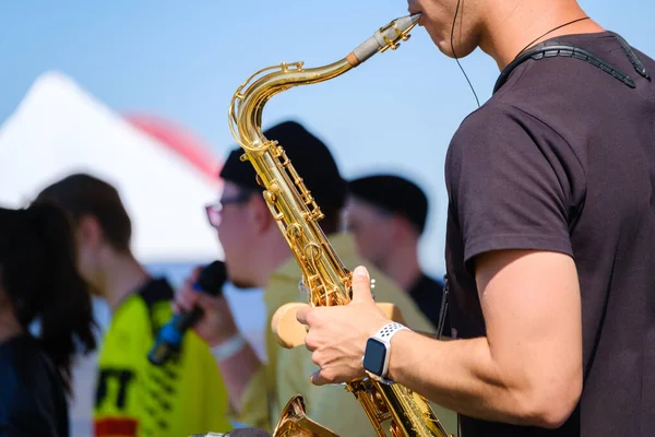 Oříznout muže hrající saxofon na ulici — Stock fotografie