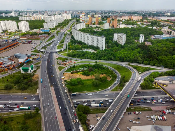 Carreteras ocupadas cerca del distrito residencial —  Fotos de Stock