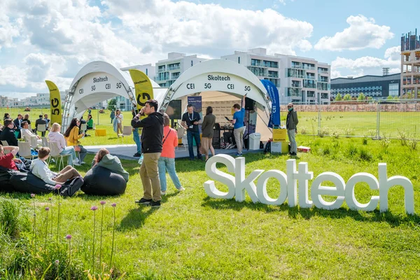 Estudiantes universitarios participan en conferencia de tecnología al aire libre — Foto de Stock