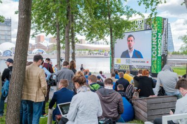 Açık hava konferansına katılan insanlar