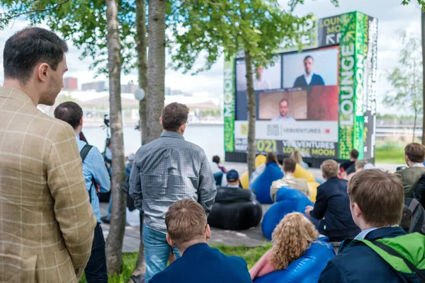 Personas que participan en una conferencia al aire libre — Foto de Stock