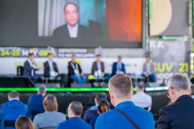 Açık hava konferansına katılanlar konuşmacıyı dinliyorlar