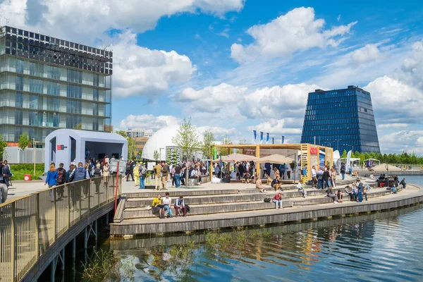 Människor samlas i parken under affärsevenemang — Stockfoto