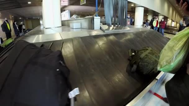 Багаж на транспортерной ленте в аэропорту — стоковое видео