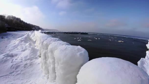 Gefrorenes Meer an sonnigen Tagen — Stockvideo