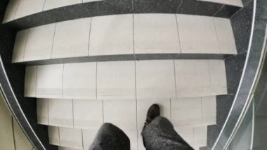 Modern binada yürüyen kişi