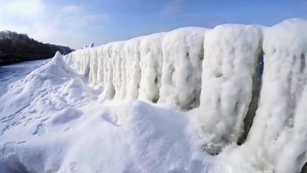 Fiume congelato con blocchi di ghiaccio — Video Stock
