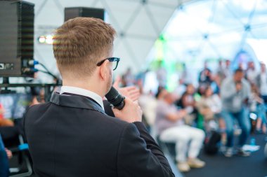 Erkek sunucu seyircilere sesleniyor