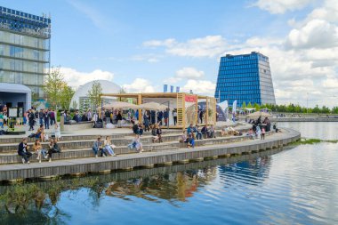 İş etkinliği sırasında insanlar parkta toplanıyor