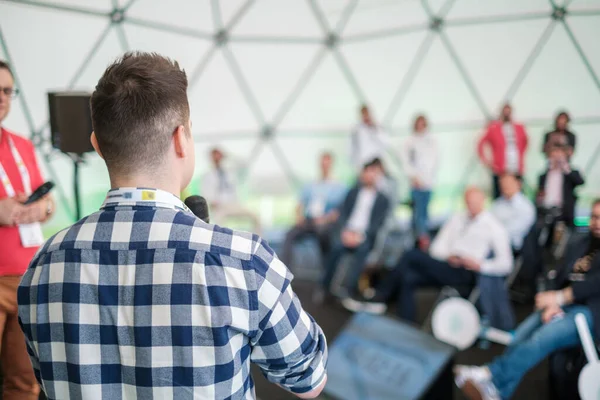 Startup manliga ledare talar på planen session — Stockfoto