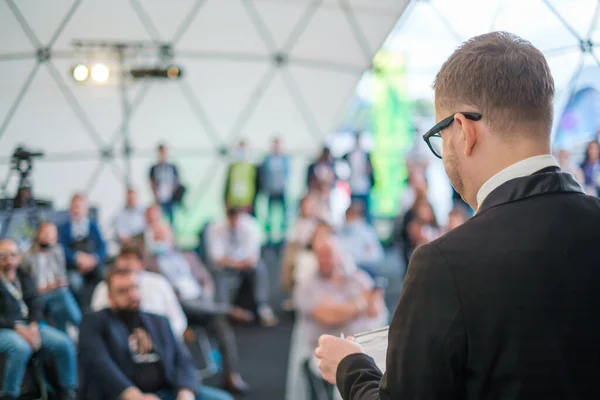 Presentatore maschile parla al pubblico — Foto Stock