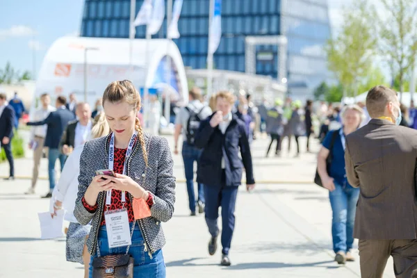 Tömeg sétál a téren az üzleti fórumon — Stock Fotó