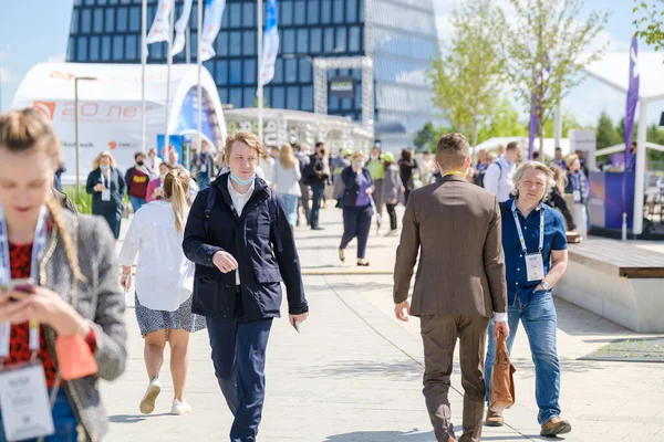 Yleisö kävelee aukiolla yritysfoorumin aikana — kuvapankkivalokuva